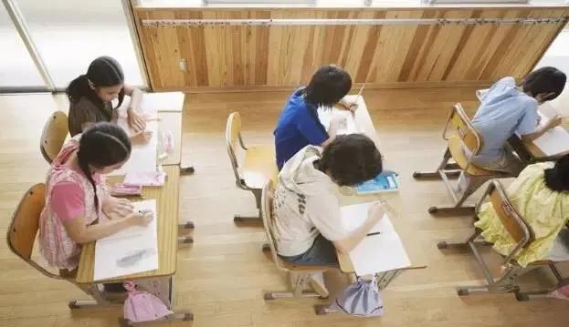 中小学生午休课桌椅“国标”出台关于中小学生午休课桌椅国标出台的文章