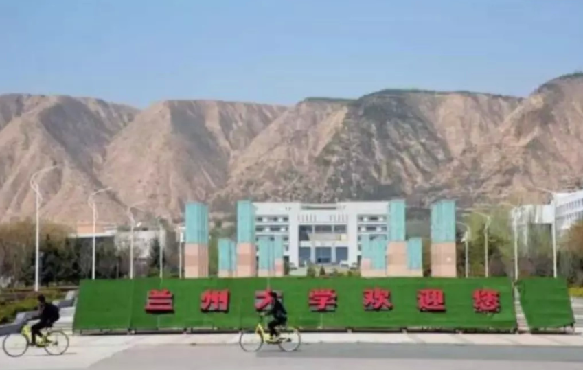 兰州大学骑骆驼上学兰州大学并未使用骆驼作为上学的交通工具。