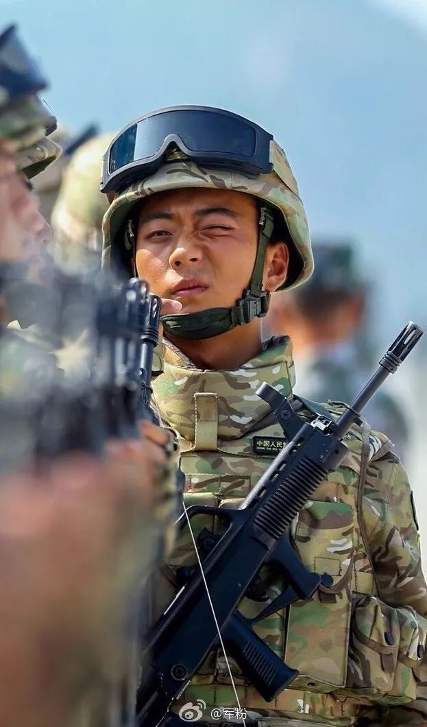 最帅变阵 不是电影特效是中国军人最帅变阵，震撼瞬间，展现中国军人的超凡魅力——不是电影特效，而是真实的荣耀