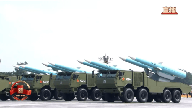 像“洗衣机 ”的阅兵武器 到底是啥像洗衣机的阅兵武器是我国的远程火箭炮。远程火箭炮外形像洗衣机，但具有强大的火力输出能力，是我国阅兵式上展示的重要武器之一。这种火箭炮具备射程远、威力大、精度高、反应速度快等特点，是现代化炮兵的重要组成部分。因此，像洗衣机的阅兵武器指的就是远程火箭炮。